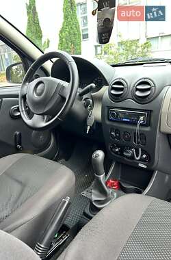 Хетчбек Dacia Sandero 2009 в 