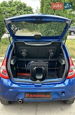 Хетчбек Dacia Sandero 2009 в 