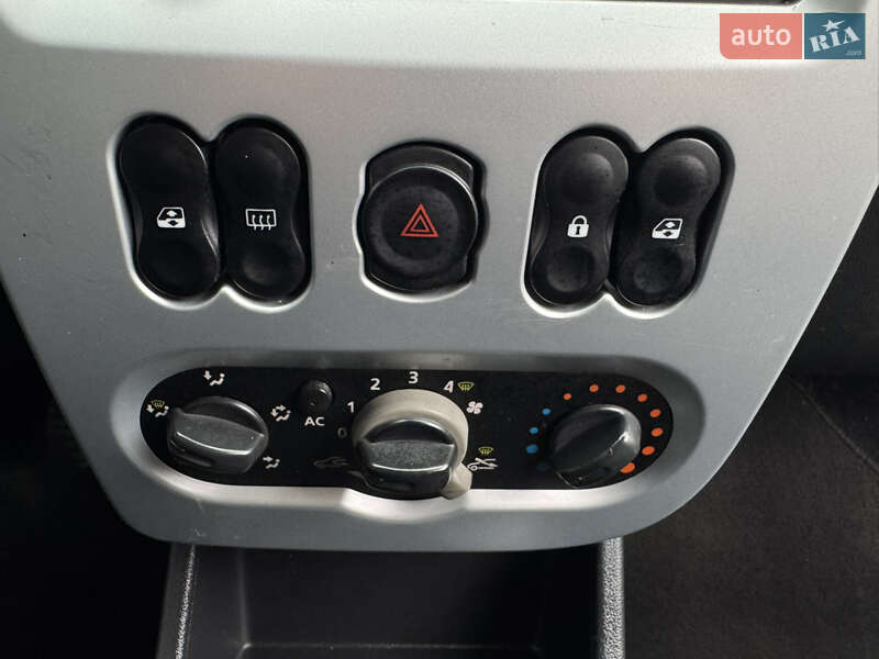 Хэтчбек Dacia Sandero 2010 в Умани