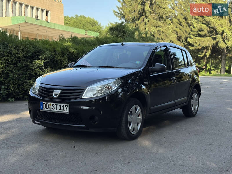 Хэтчбек Dacia Sandero 2010 в Умани