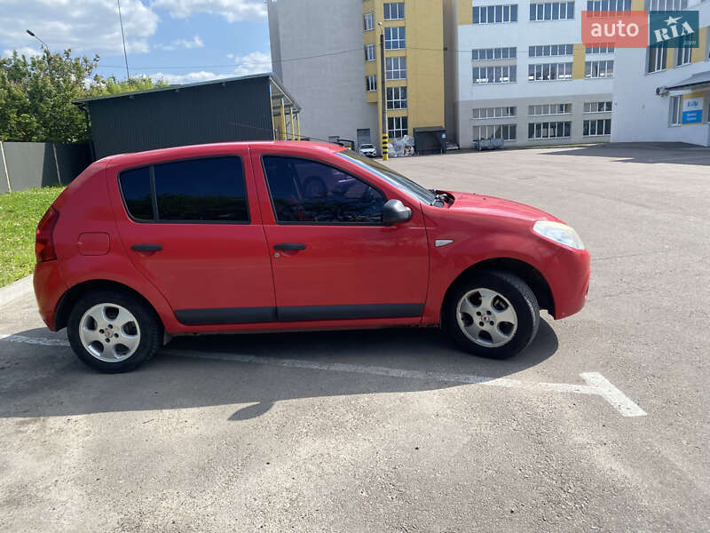 Хетчбек Dacia Sandero 2010 в Дубні