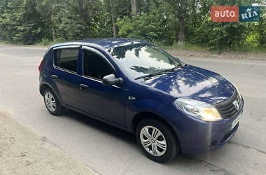 Хэтчбек Dacia Sandero 2009 в 