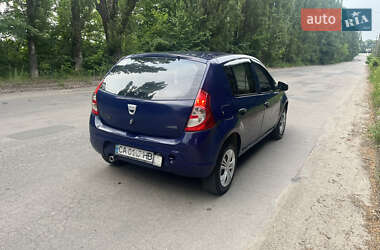 Хэтчбек Dacia Sandero 2009 в 