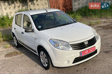Хетчбек Dacia Sandero 2009 в 