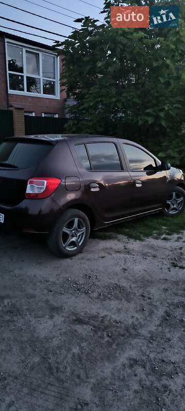 Хэтчбек Dacia Sandero 2016 в Ромнах