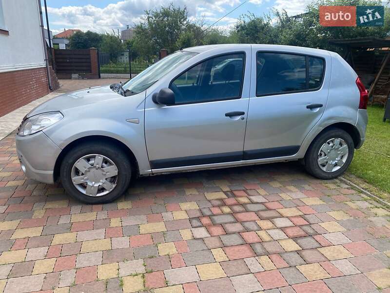 Хетчбек Dacia Sandero 2009 в Києві