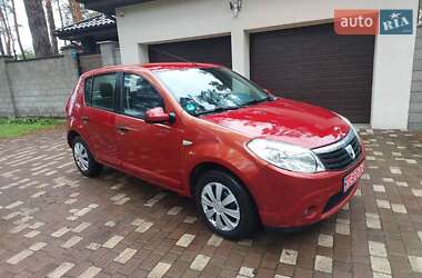 Хэтчбек Dacia Sandero 2008 в 