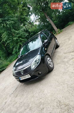 Хэтчбек Dacia Sandero 2009 в 