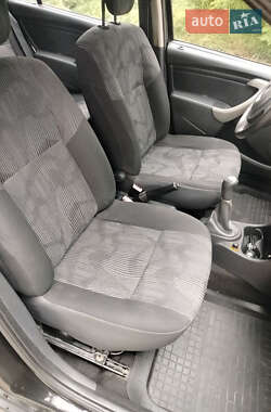 Хэтчбек Dacia Sandero 2009 в 