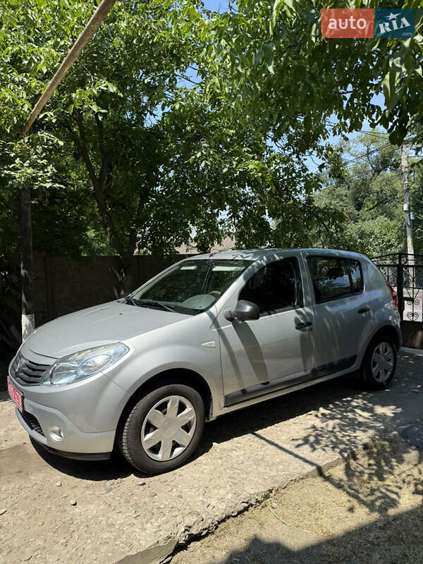 Хэтчбек Dacia Sandero 2009 в Черновцах