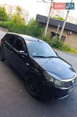 Хэтчбек Dacia Sandero 2010 в 