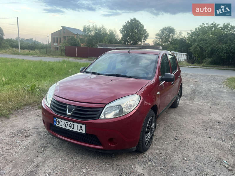 Хэтчбек Dacia Sandero 2010 в 