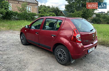 Хэтчбек Dacia Sandero 2010 в 
