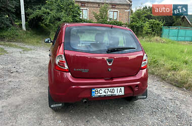 Хэтчбек Dacia Sandero 2010 в 