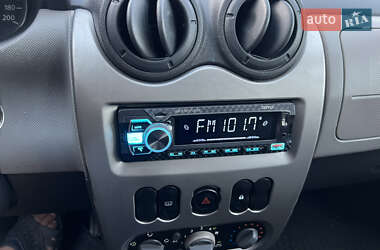 Хэтчбек Dacia Sandero 2010 в 