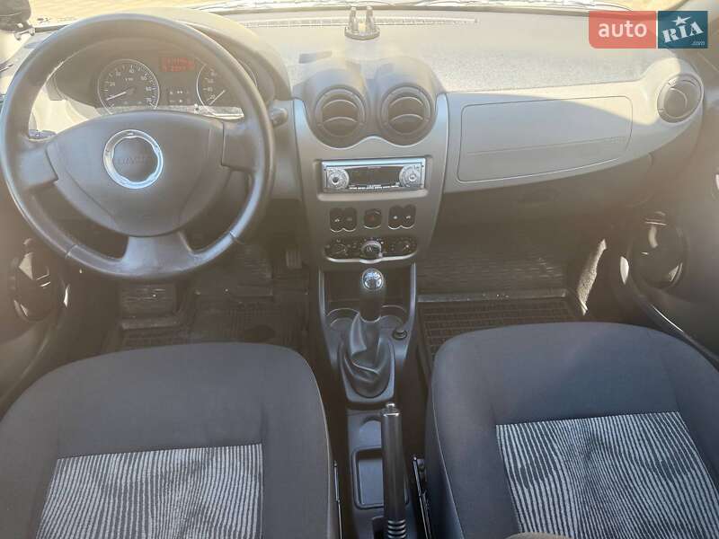 Хэтчбек Dacia Sandero 2011 в Ровно