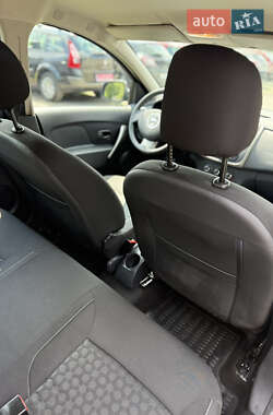 Хэтчбек Dacia Sandero 2015 в 