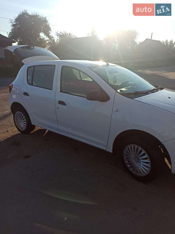 Хэтчбек Dacia Sandero 2013 в Глухове