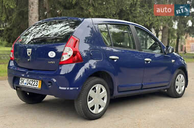 Хэтчбек Dacia Sandero 2010 в 