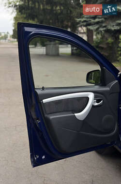 Хэтчбек Dacia Sandero 2010 в 