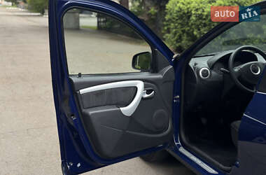 Хэтчбек Dacia Sandero 2010 в 