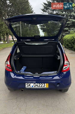 Хэтчбек Dacia Sandero 2010 в 