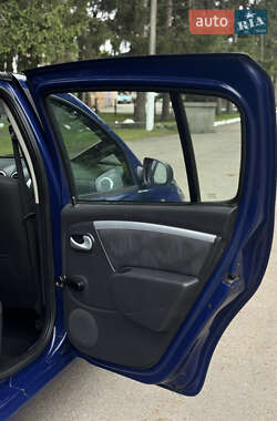 Хэтчбек Dacia Sandero 2010 в 