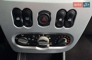 Хэтчбек Dacia Sandero 2010 в 