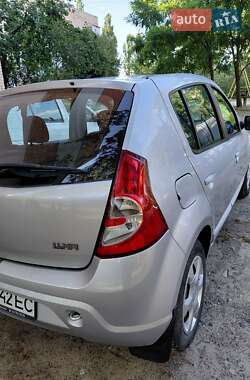 Хэтчбек Dacia Sandero 2008 в 