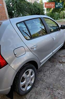 Хэтчбек Dacia Sandero 2008 в 