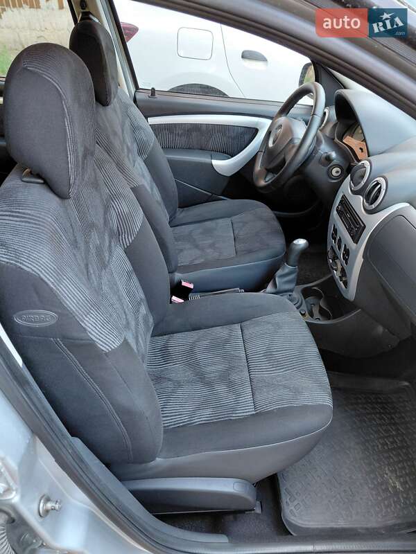 Хетчбек Dacia Sandero 2008 в Охтирці