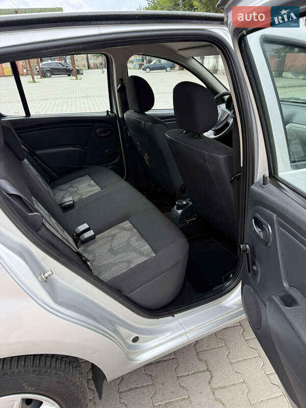 Хэтчбек Dacia Sandero 2009 в Черновцах