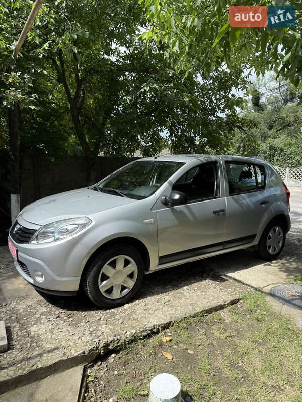 Хэтчбек Dacia Sandero 2009 в Черновцах