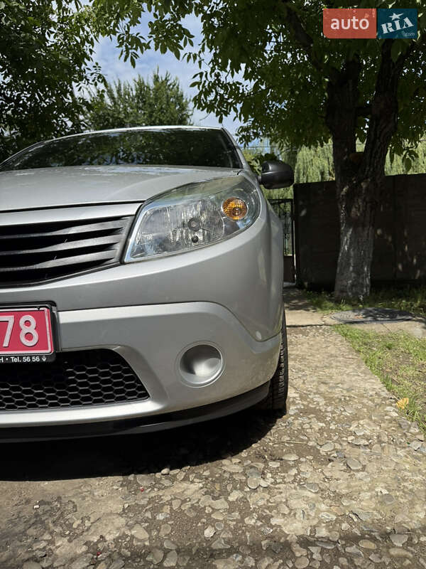 Хэтчбек Dacia Sandero 2009 в Черновцах