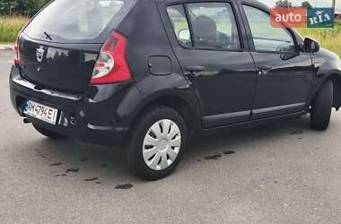 Хэтчбек Dacia Sandero 2010 в 