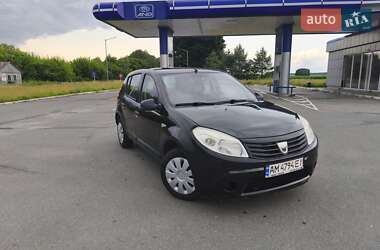 Хэтчбек Dacia Sandero 2010 в 