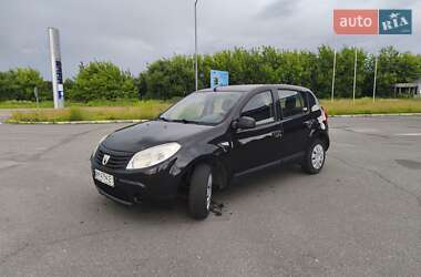 Хэтчбек Dacia Sandero 2010 в 