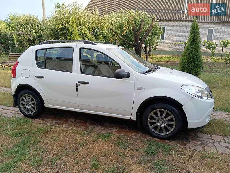 Хэтчбек Dacia Sandero 2009 в Бершади