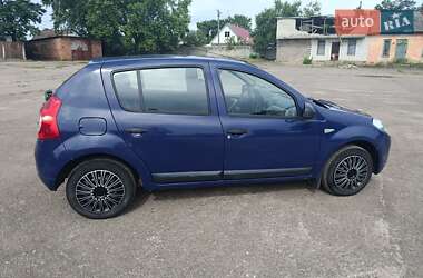 Хэтчбек Dacia Sandero 2009 в 