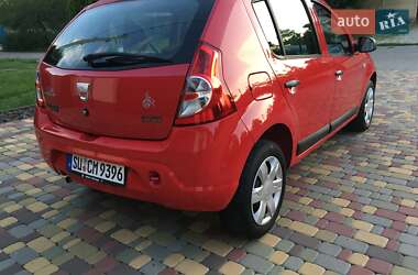 Хетчбек Dacia Sandero 2009 в 