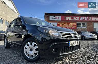 Хэтчбек Dacia Sandero 2010 в Смеле