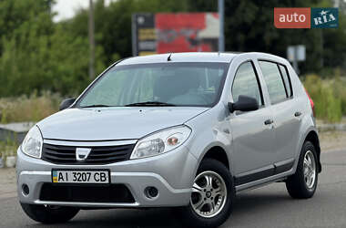 Хэтчбек Dacia Sandero 2008 в Мене