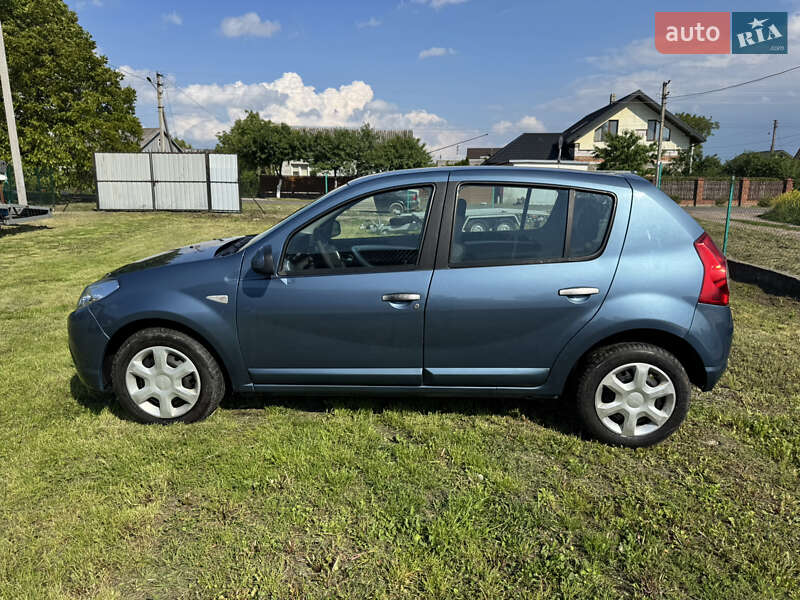 Хетчбек Dacia Sandero 2008 в Володимирі