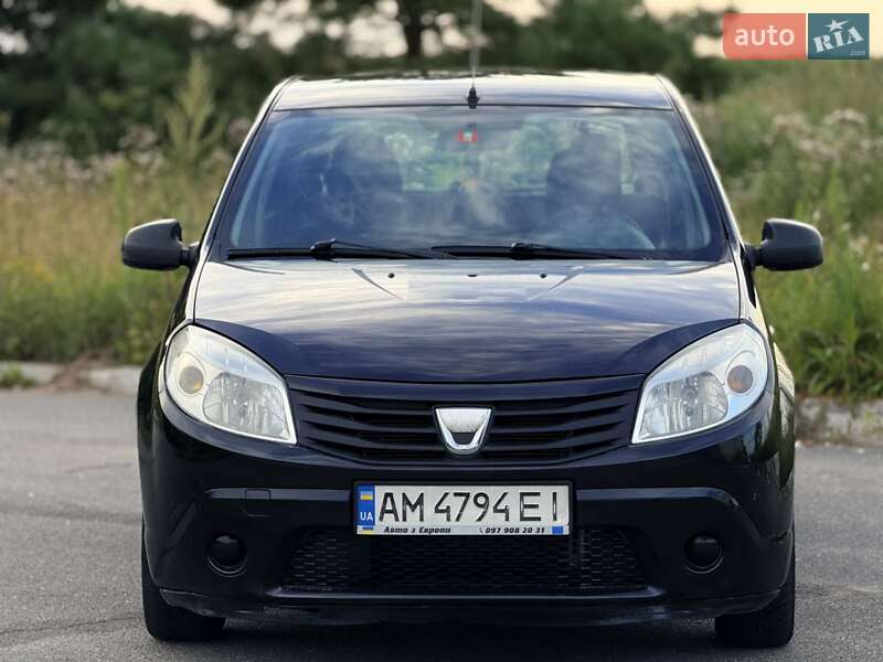 Хэтчбек Dacia Sandero 2010 в Мене