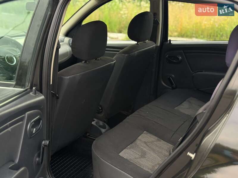Хэтчбек Dacia Sandero 2010 в Мене