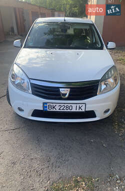 Хэтчбек Dacia Sandero 2008 в Ровно