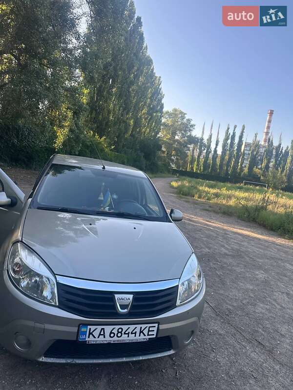 Хетчбек Dacia Sandero 2009 в Києві