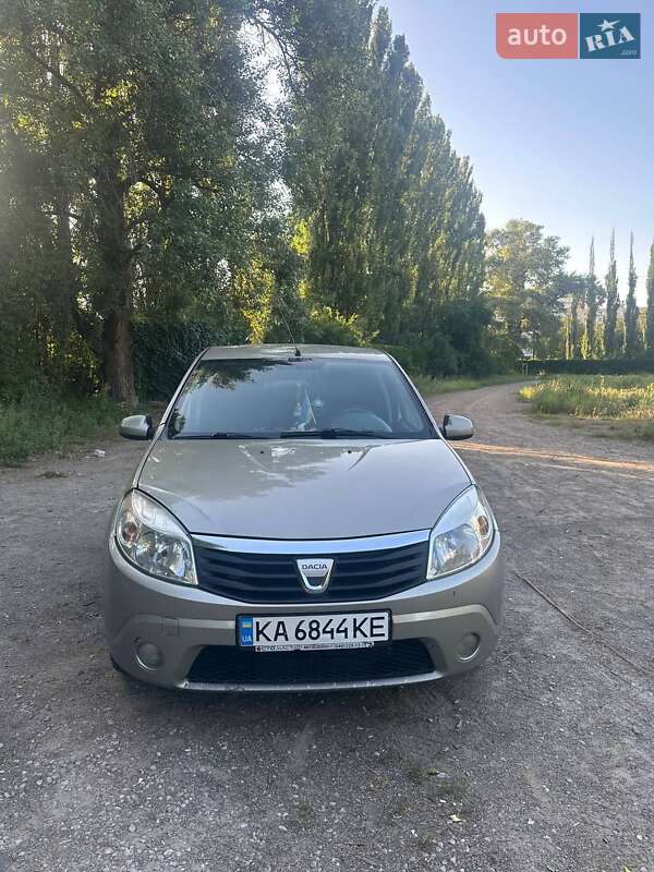 Хетчбек Dacia Sandero 2009 в Києві