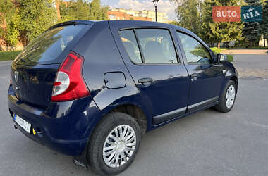 Хэтчбек Dacia Sandero 2012 в 