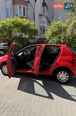 Хэтчбек Dacia Sandero 2012 в 